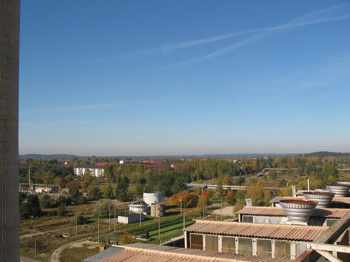 Im Bild sieht man einen Teil der schön im Grünen gelegenen Stadt Premnitz vom Dach des dortigen Industriekraftwerkes.