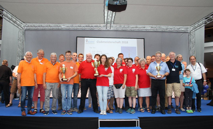 Links das orange Team, 2. Platz F39 , dann in rot die Sieger C25 OV Erding und rechts in blau der 3. Platz C01 OV Vaterstetten. Foto bereitgestellt von DF5HC.