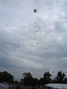 Der Ballon mit seiner langen Leine hebt ab