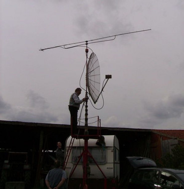 DB1YV beim aufbauen der Antennen.