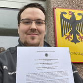 Stephan (DO6KBO) mit seiner Prüfungsbescheinigung bei der BNetzA Dortmund (Photo: DO6KBO)
