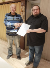 OM Stefan, DL6NCY erhält die Ehrungsurkunde von OVV OM Markus,DM2WB